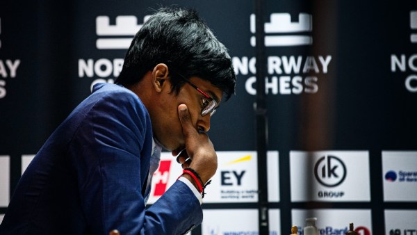 普拉格南达哈在古典赛制的同一项赛事中击败了世界排名第一的选手马格努斯·卡尔森和世界排名第二的选手。（挪威国际象棋/斯蒂夫·博哈吉）