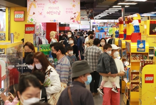 商场行业推出了玩具折扣活动来配合假期，因为此时为儿童和侄子购买玩具的需求达到了一年中的最高水平。 除了儿童玩具外，还有成人电子游戏活动。 1..-MK